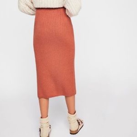 FREE PEOPLE SKYLINE RIBBED SWEATER SKIRT SIZE SMALL RED RUST SLIT - Picture 2 of 5